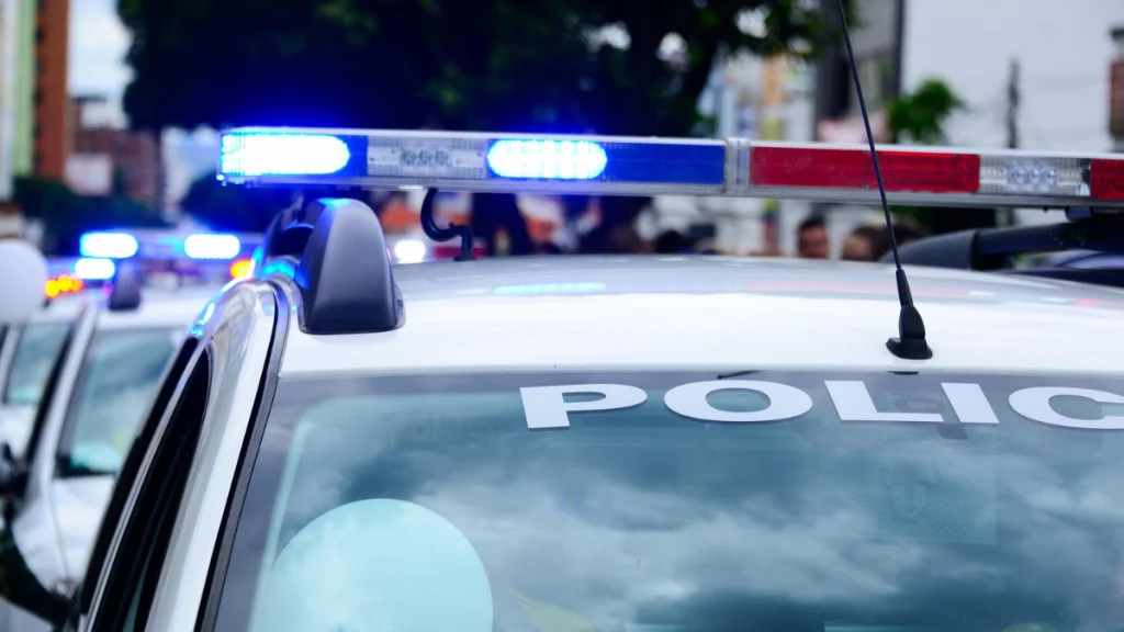 Passageiro de motocicleta levou a m&atilde;o &agrave; cintura durante abordagem na comunidade de Jacuba; ele foi atingido na coxa e tinha mandado de pris&atilde;o em aberto