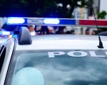 Passageiro de motocicleta levou a mão à cintura durante abordagem na comunidade de Jacuba; ele foi atingido na coxa e tinha mandado de prisão em aberto