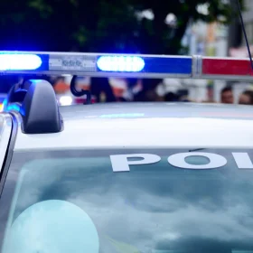Passageiro de motocicleta levou a mão à cintura durante abordagem na comunidade de Jacuba; ele foi atingido na coxa e tinha mandado de prisão em aberto