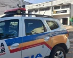 Vítima foi surpreendida por invasor, sofreu lesões no rosto e pelo corpo e precisou ser encaminhada à UPA; suspeito de 35 anos foi preso.