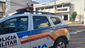 Vítima foi surpreendida por invasor, sofreu lesões no rosto e pelo corpo e precisou ser encaminhada à UPA; suspeito de 35 anos foi preso.