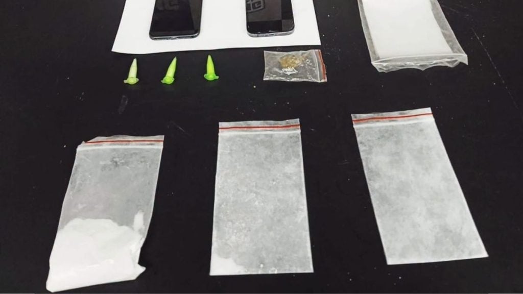 Dupla &eacute; presa por tr&aacute;fico de drogas no Centro de Carmo do Cajuru