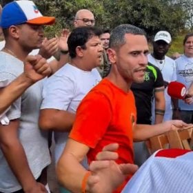 s irmãos do Cleitinho tavam fazendo uma caminhada de Itaúna pra Divinópolis, aí o
