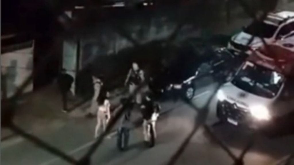 Homem invade casa e esfaqueia tr&ecirc;s pessoas no Planalto, em Divin&oacute;polis