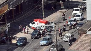 Idosa fica gravemente ferida ap&oacute;s ser atropelada na rua Goi&aacute;s, em Divin&oacute;polis