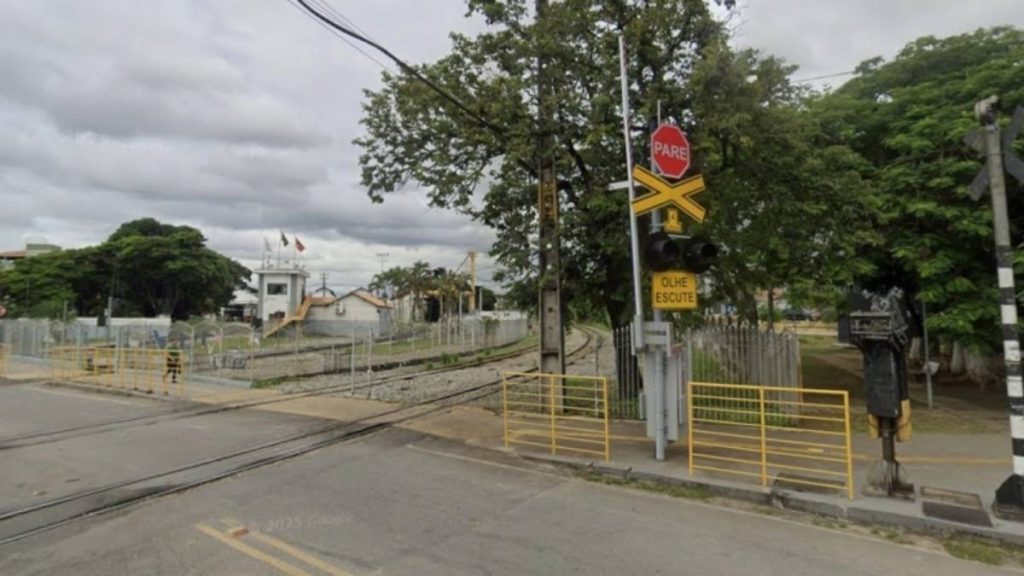 Manutenção na linha férrea interdita acesso ao bairro Esplanada, em Divinópolis