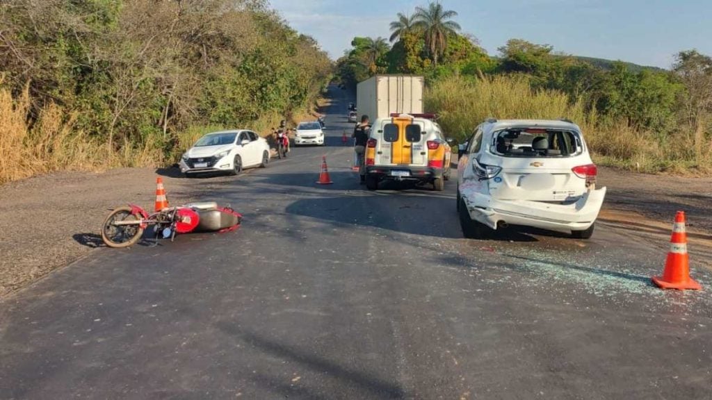 Motociclista morre ap&oacute;s bater na traseira de carro na BR-352, em Pitangui