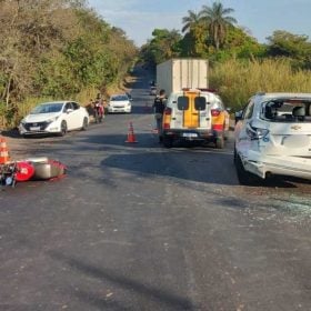 Motociclista morre após bater na traseira de carro na BR-352, em Pitangui