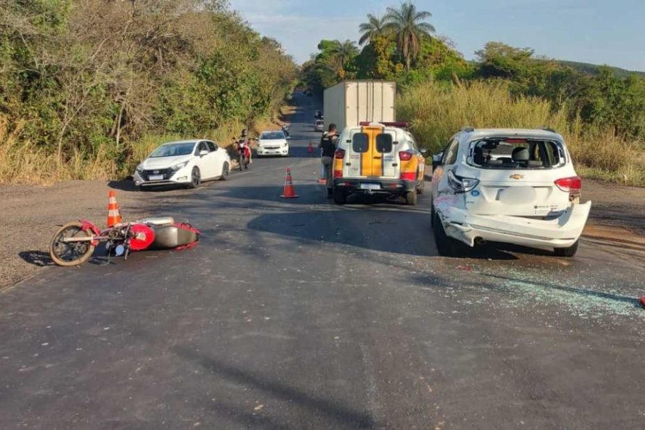Motociclista morre após bater na traseira de carro na BR-352, em Pitangui