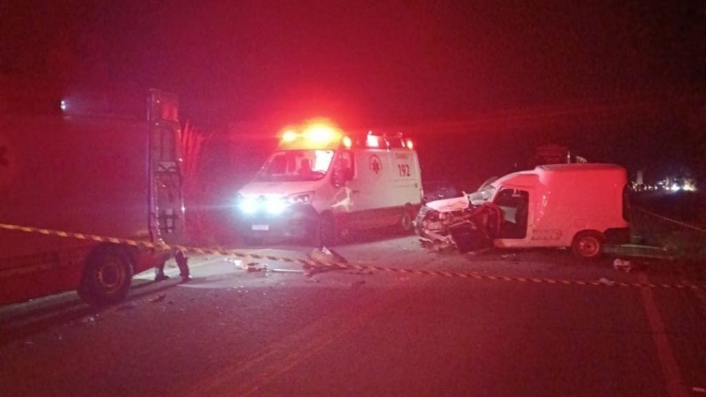 Motorista b&ecirc;bado bate em ambul&acirc;ncia do SAMU na BR-352, em Par&aacute; de Minas