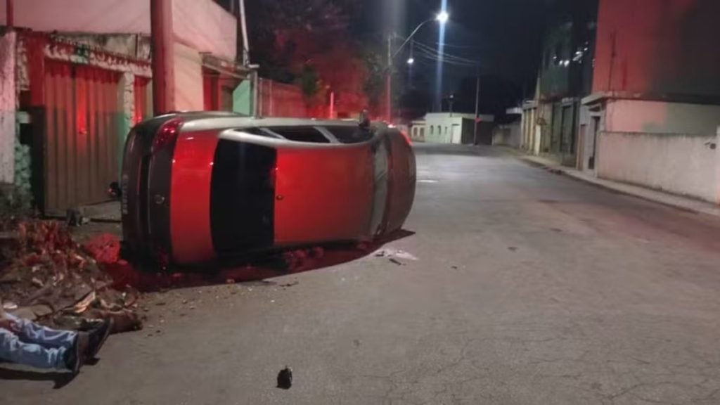 Motorista b&ecirc;bado finge ser policial civil e agride PMs ap&oacute;s acidente em Divin&oacute;polis