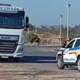 Motorista é encontrado morto dentro de carreta na BR-354, em Arcos