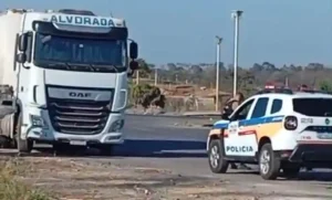 Motorista &eacute; encontrado morto dentro de carreta na BR-354, em Arcos