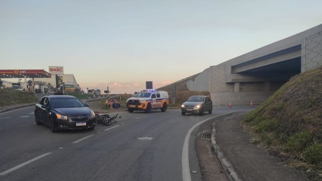 Mulher fica ferida em acidente envolvendo tr&ecirc;s ve&iacute;culos na MG-050, em Divin&oacute;polis