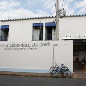 Mulher mata marido com facada no peito em Arcos