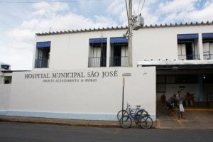 Mulher mata marido com facada no peito em Arcos
