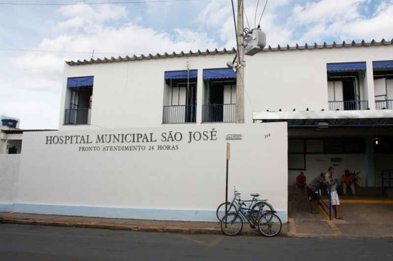 Mulher mata marido com facada no peito em Arcos