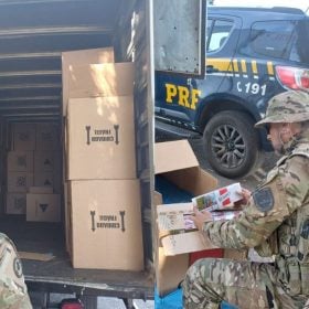 PRF apreende 75 mil maços de cigarros após perseguição na BR-262