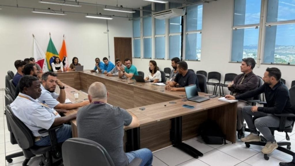 Prefeitura anuncia medidas para retirada de fios soltos em postes de Divin&oacute;polis