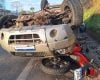 Carro capota e cai em cima de moto na MG-050, em Divinópolis