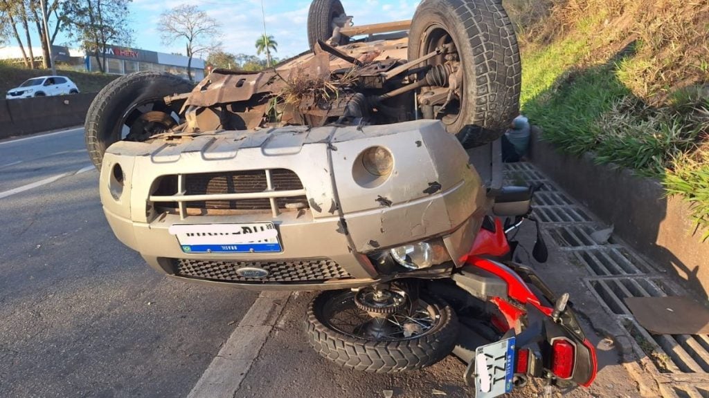 Carro capota e cai em cima de moto na MG-050, em Divin&oacute;polis