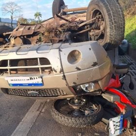 Carro capota e cai em cima de moto na MG-050, em Divinópolis