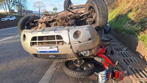 Carro capota e cai em cima de moto na MG-050, em Divinópolis