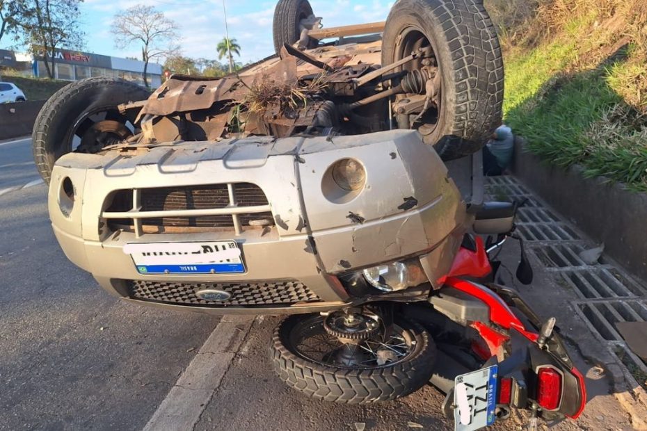 Carro capota e cai em cima de moto na MG-050, em Divinópolis