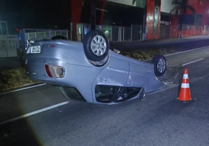 Capotamento na MG-050 deixa mulher e duas crianças feridas em Divinópolis