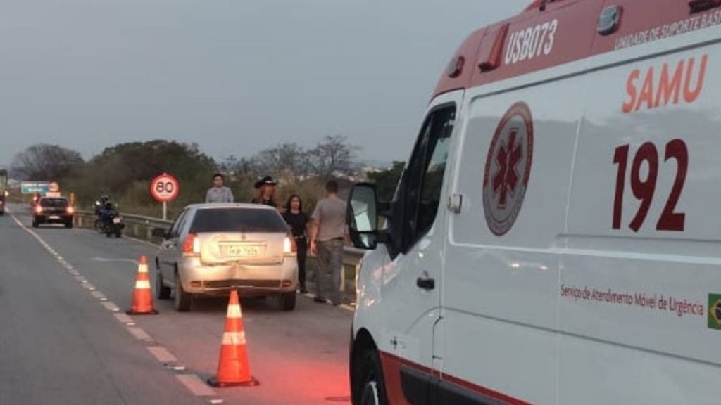 Motociclista fica ferido ap&oacute;s bater na traseira de carro na MG-050, em Divin&oacute;polis