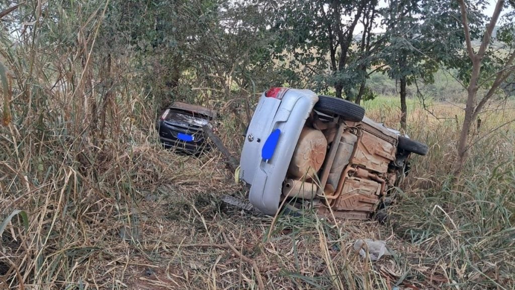 Ultrapassagem termina em acidente na MG-170 e dois ficam feridos