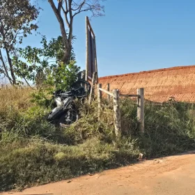Motociclista perde o controle e cai em barranco na MG-050 em Itaúna