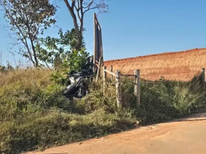 Motociclista perde o controle e cai em barranco na MG-050 em Itaúna
