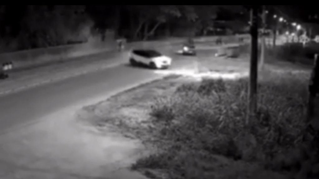 Motorista foge ap&oacute;s acidente na rua Pitangui, em Divin&oacute;polis