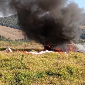 Avião de pequeno porte pega fogo e cai em Mateus Leme; piloto sobrevive