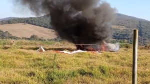Avião de pequeno porte pega fogo e cai em Mateus Leme; piloto sobrevive