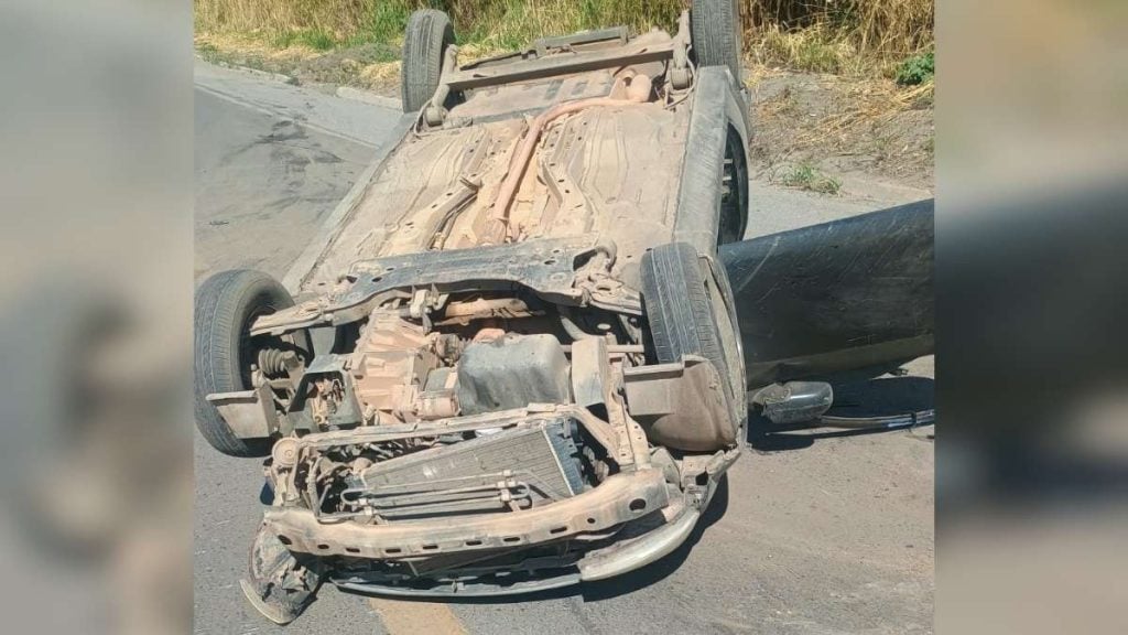 Bebê de 33 dias é arremessada durante capotamento na BR-354, em Arcos