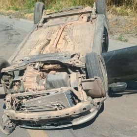 Bebê de 33 dias é arremessada durante capotamento na BR-354, em Arcos