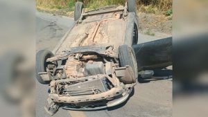 Beb&ecirc; de 33 dias &eacute; arremessada durante capotamento na BR-354, em Arcos