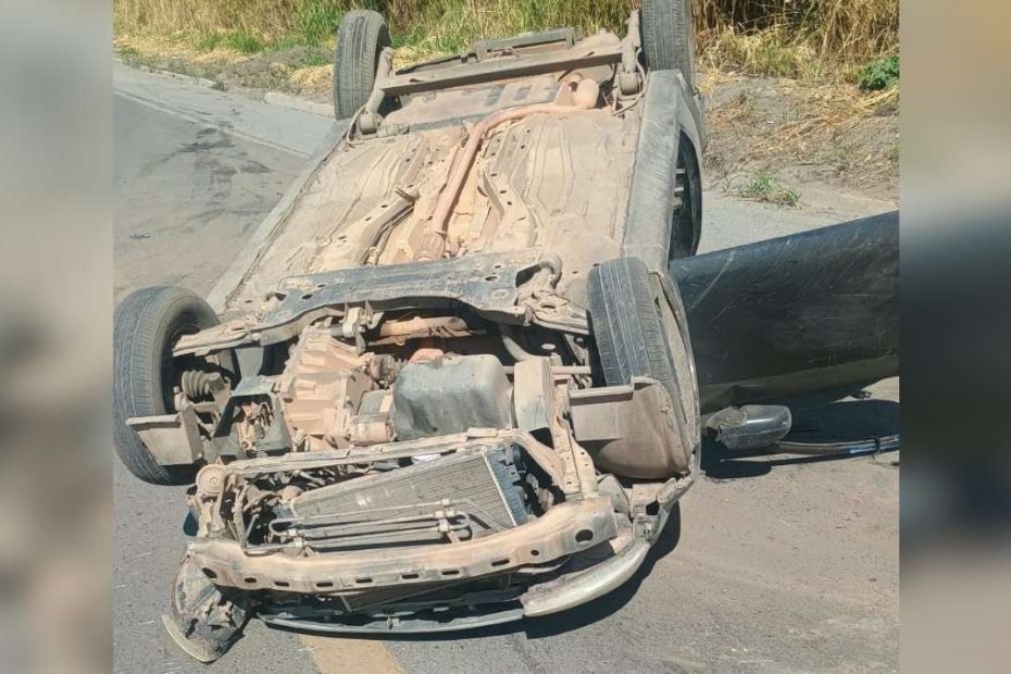 Bebê de 33 dias é arremessada durante capotamento na BR-354, em Arcos