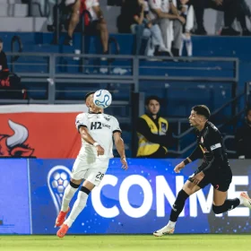 Atlético vence Bragantino e larga na frente na Sul-Americana