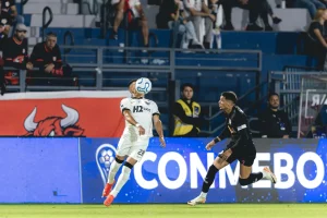 Atl&eacute;tico vence Bragantino e larga na frente na Sul-Americana