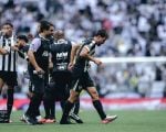 Meia do Atlético sofre lesão durante partida contra o Grêmio e é substituído no primeiro tempo