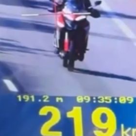 Motociclista &eacute; flagrado a 219 km/h na BR-262 durante fiscaliza&ccedil;&atilde;o da PRF na Regi&atilde;o Metropolitana de Belo Horizonte