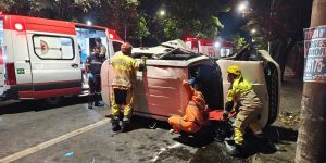 Mulher sofre traumatismo craniano grave ap&oacute;s capotamento de ve&iacute;culo na regi&atilde;o Noroeste de Belo Horizonte