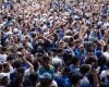 Torcida do Cruzeiro apoia equipe no aeroporto de Confins antes do jogo contra o Flamengo no Rio