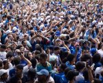 Torcida do Cruzeiro apoia equipe no aeroporto de Confins antes do jogo contra o Flamengo no Rio