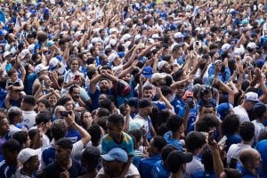 Torcida do Cruzeiro apoia equipe no aeroporto de Confins antes do jogo contra o Flamengo no Rio