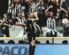 Jogador do Atlético troca cores tradicionais de chá de revelação para evitar referência ao rival Cruzeiro
