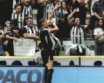 Jogador do Atlético troca cores tradicionais de chá de revelação para evitar referência ao rival Cruzeiro